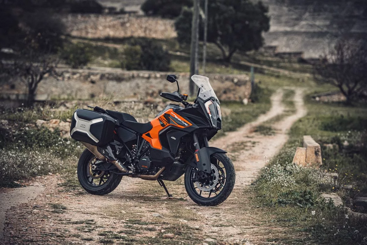 At 220 kg (485 lb) dry, with a 23-liter (6-gallon) tank to fill, this is still not a bike for the timid