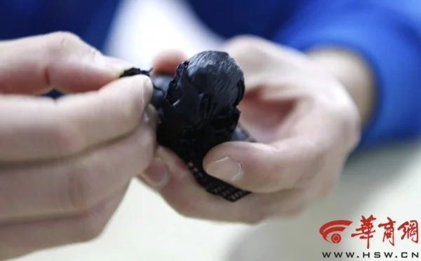 Support material is removed from the 3D printed bust (Photo: Hinews.cn)