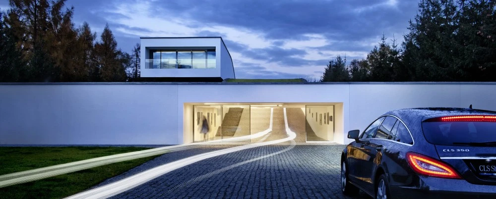Autofamily House bears more than a little resemblance to a suburban version of Batman's Batcave (Photo: Juliusz Sokołowski)