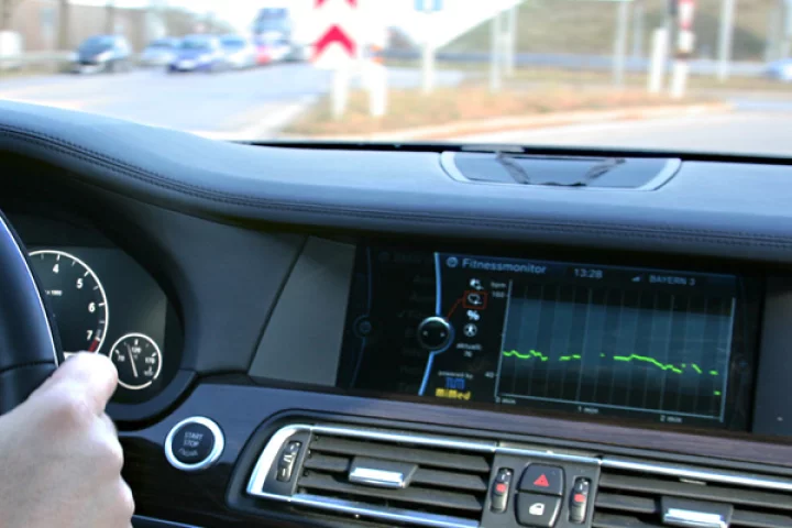 Sensors integrated into the steering wheel monitor the driver's vital signs while driving (Image: Jakob Neuhauser / TUM)