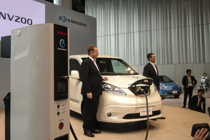 The e-NV-200 being introduced in Yokohama by Nissan planning chief Andy Palmer and Executive Vice President Takao Katagiri (Photo: Meiko Katahira)