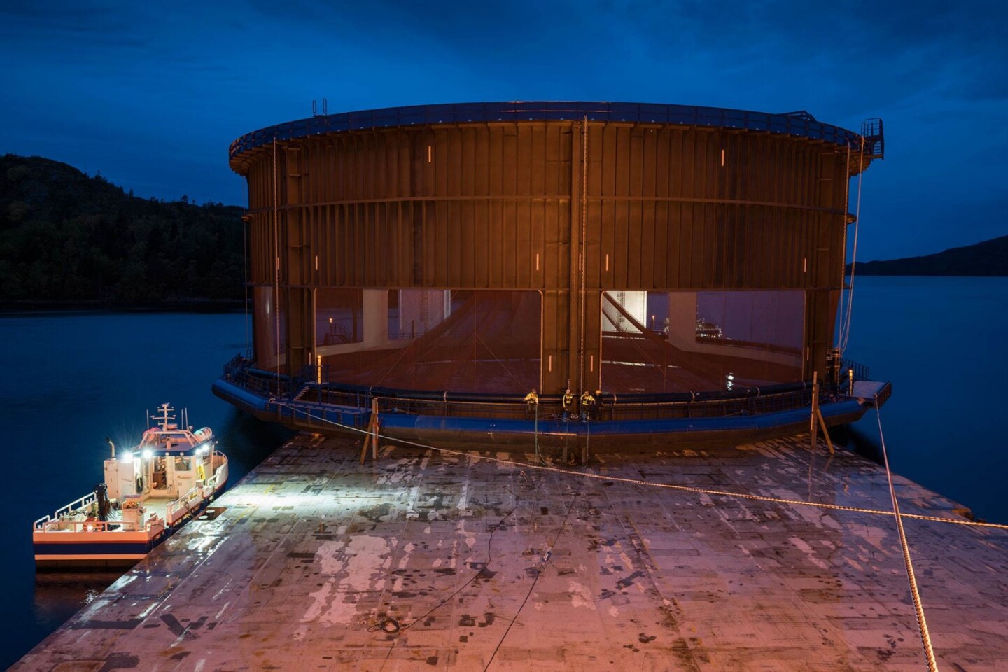 Because of its rigid construction, the Aquatraz pen can be lifted entirely out of the water