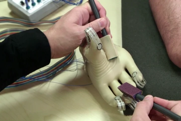 Researchers have developed a new prosthetic system that allows amputees to feel familiar sensations and textures (Photo: Case Western Reserve University)
