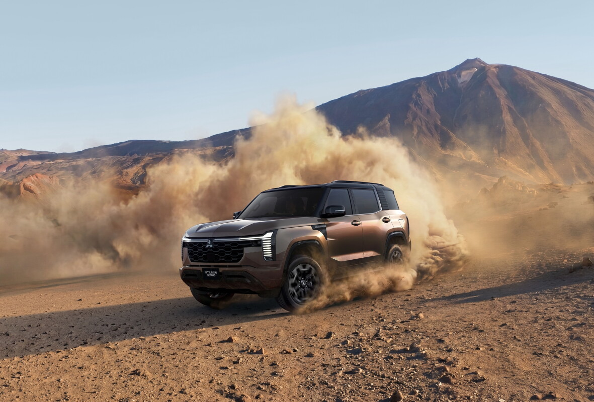 7-seat ladder-frame Mitsubishi Pajero is back to combat 4x4 status quo