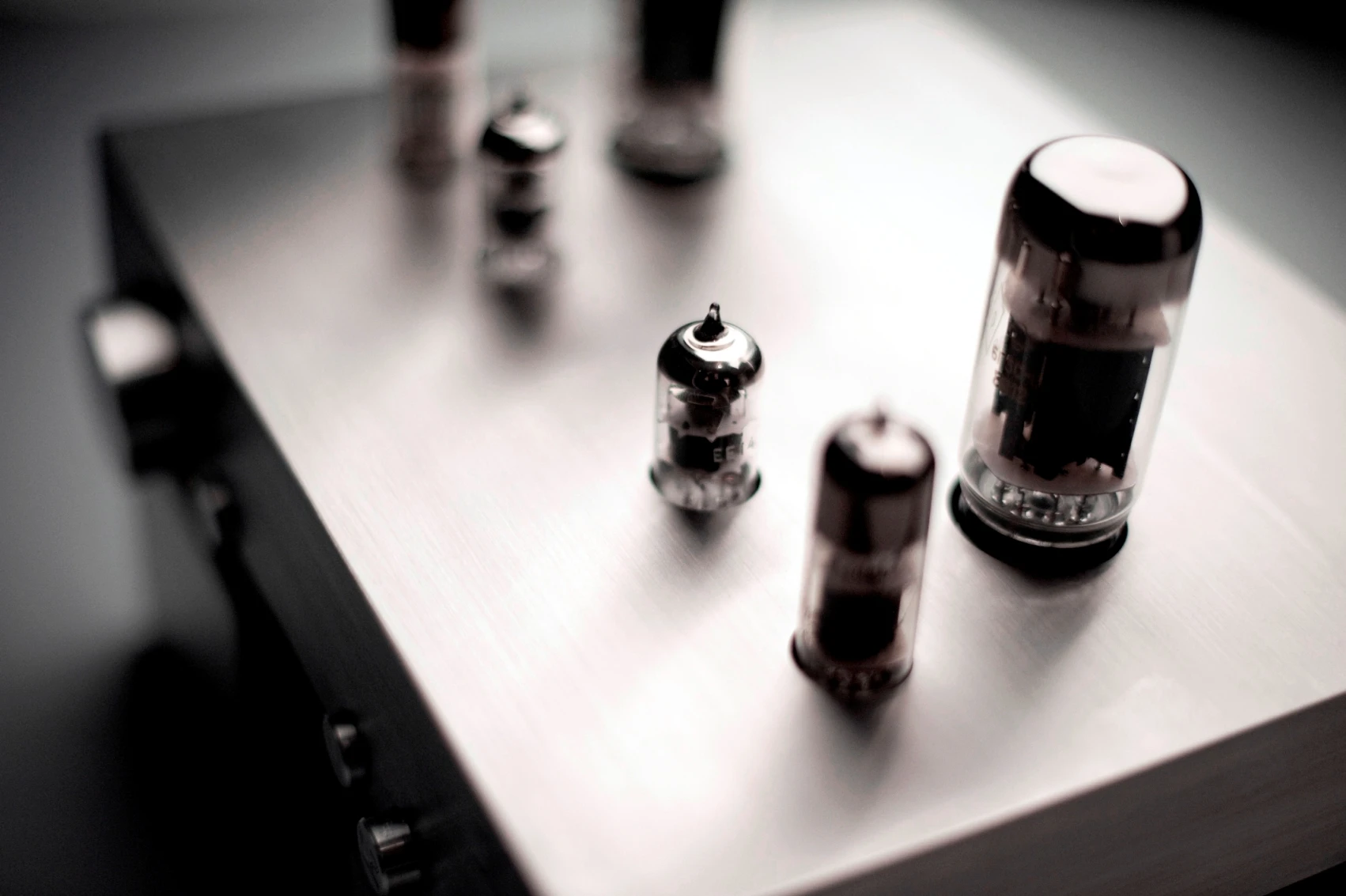 Two E88CC tubes used for RIAA correction, two 6N6P tubes for the driver and two 6P3S-E tubes for the output stage