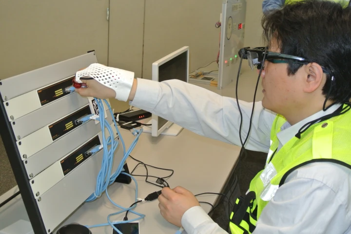 The glove can be used to control a head-mounted display (Photo: Fujitsu)
