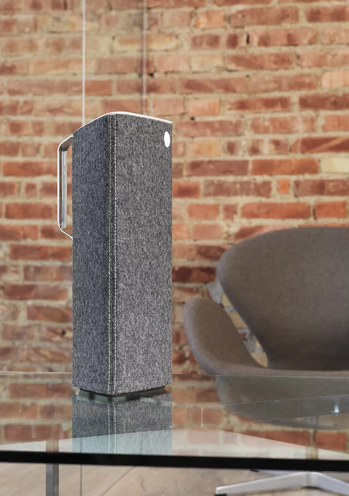 With 18.5 x 7.67 x 5.9-inch dimensions and weighing in at 14.33 pounds, it no featherweight midget