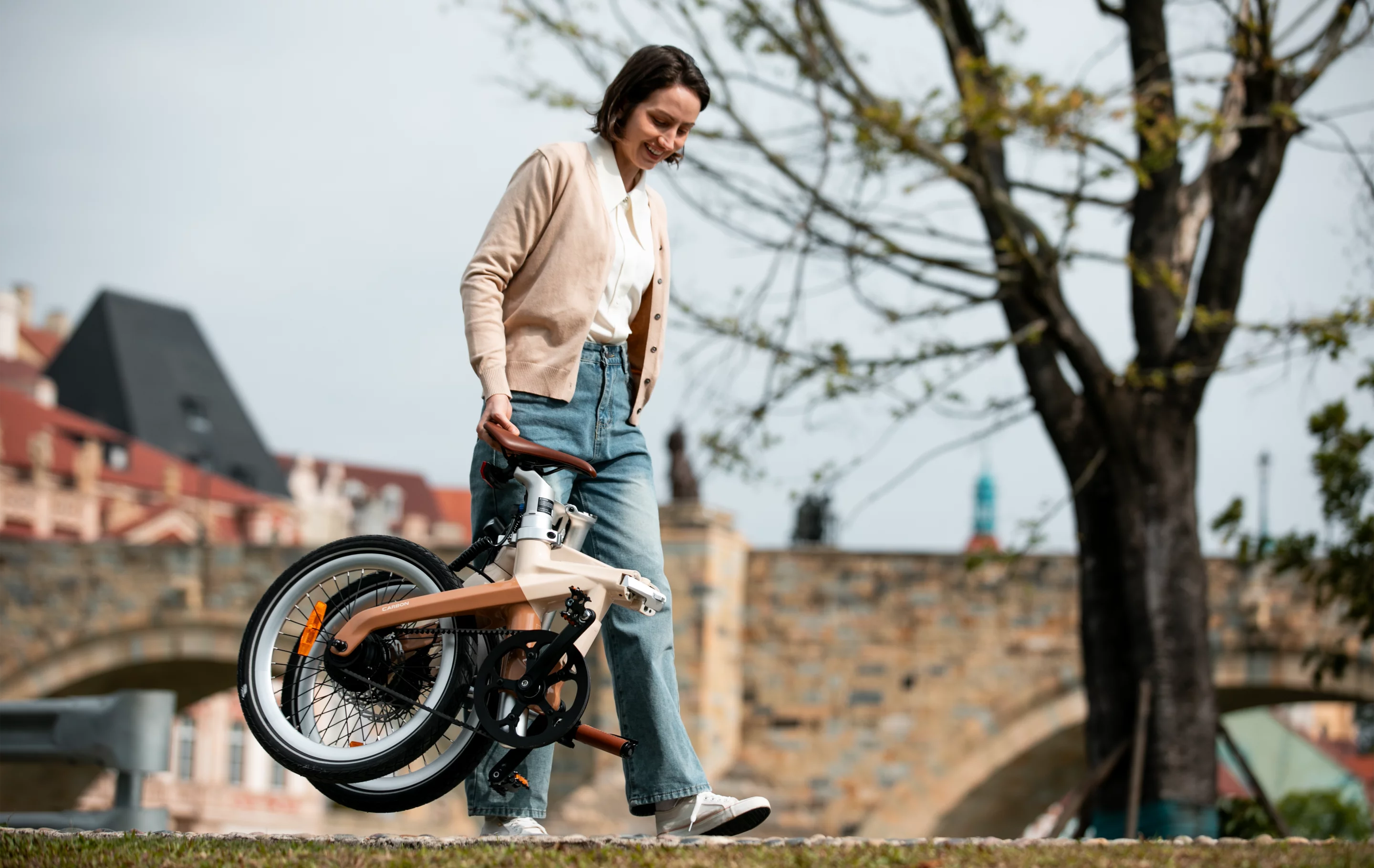 The ADO Air Carbon is reported to fold/unfold in under 15 seconds