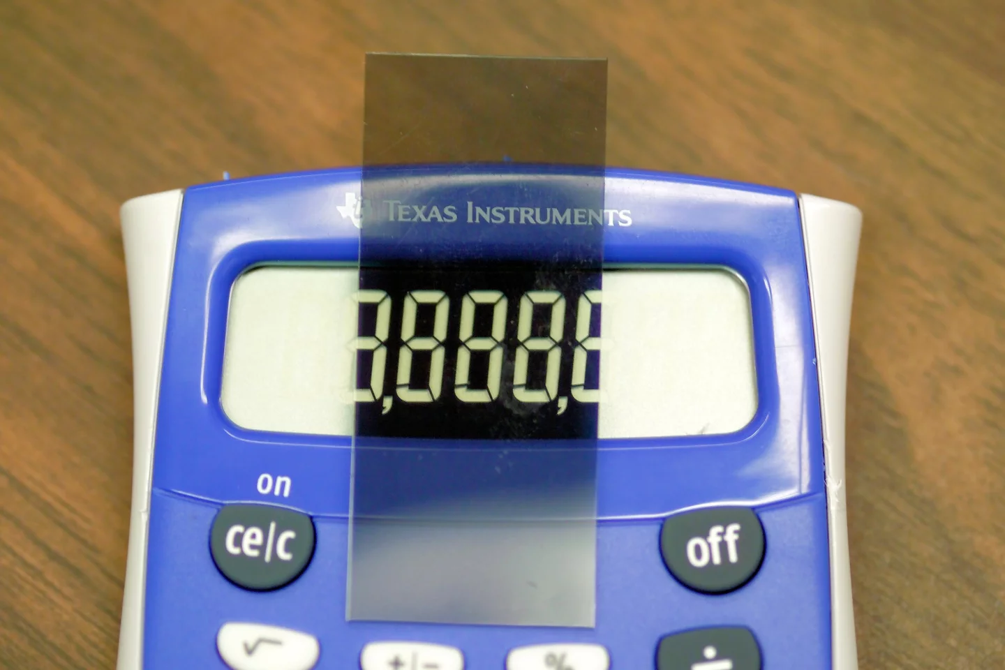 Rotating the outer polarizer of an LCD causes the display to show negative images (Photo: Gerd Kortemeyer