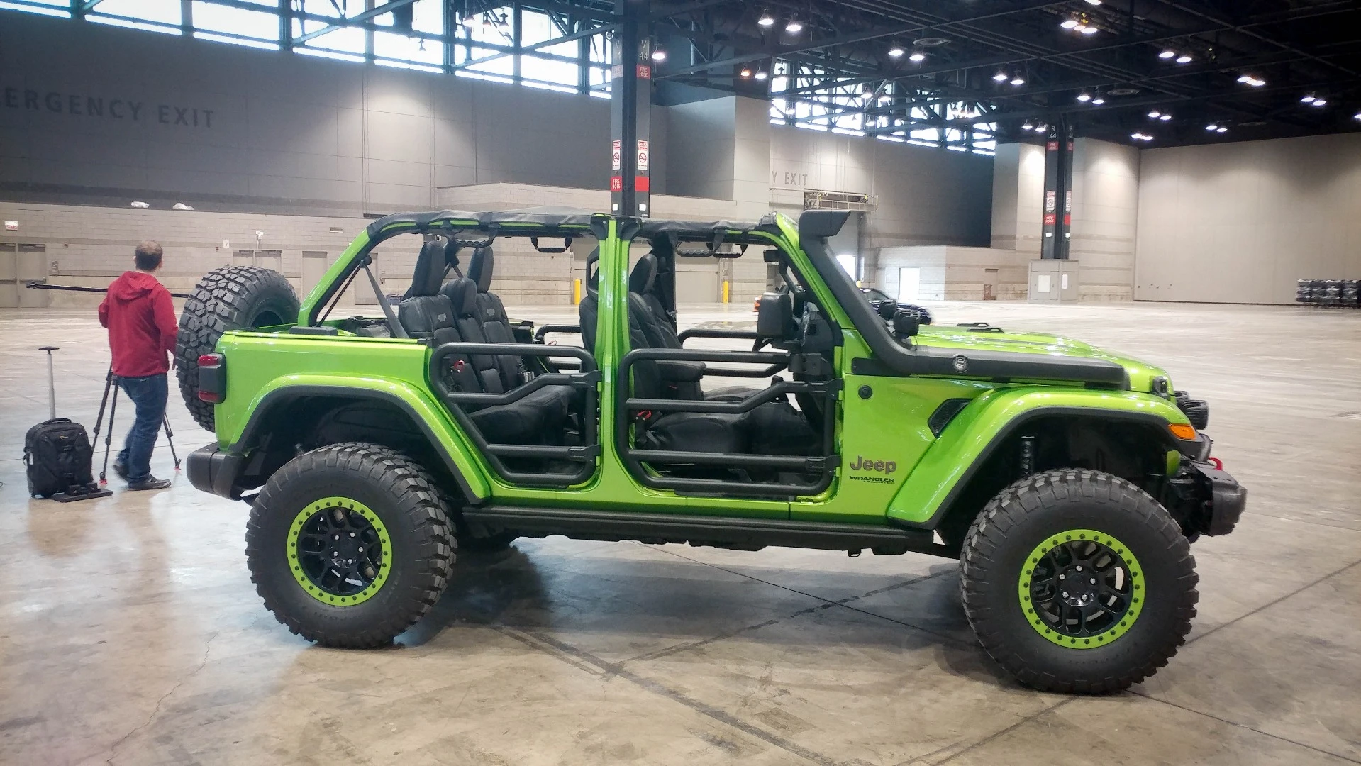Our favorite green still dominates the Wrangler, even in this new generation, which also features a snorkel and other options in this rendition