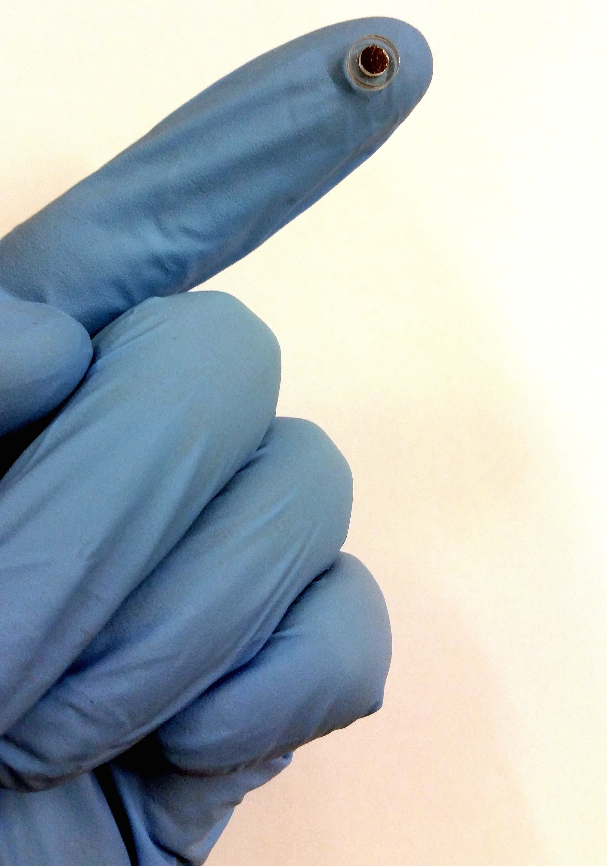The implant consists of a round polymer body, at the center of which is a silicone sponge containing magnetic carbonyl iron particles