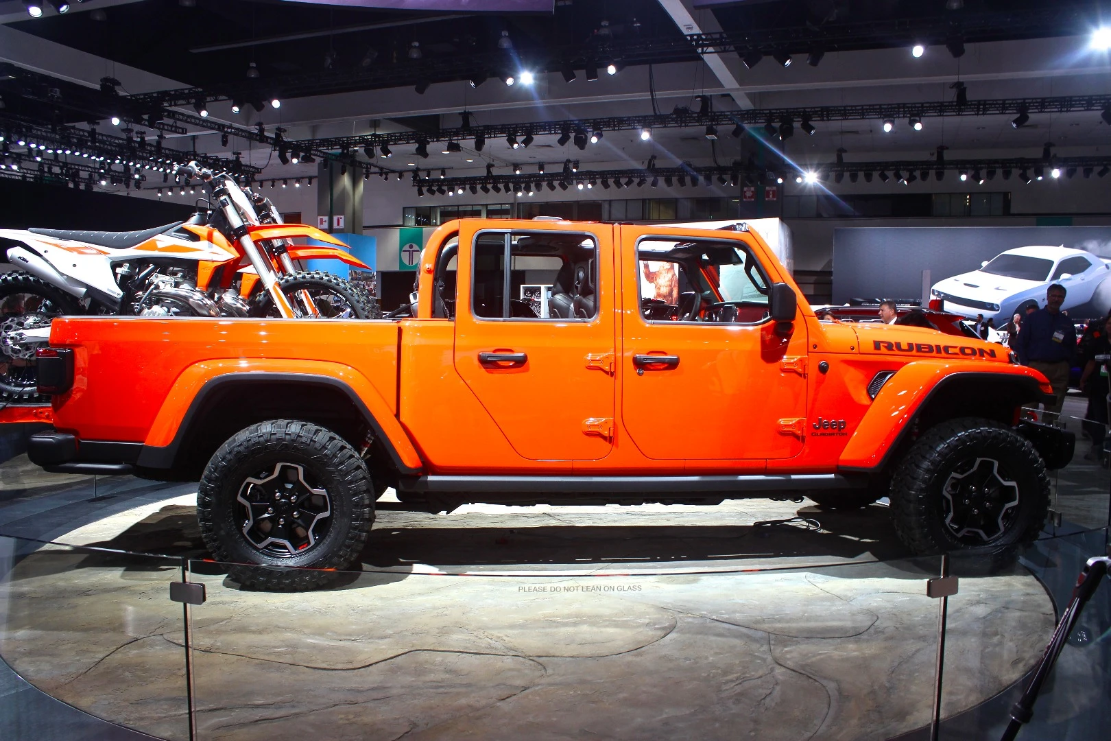 Compared to a Wrangler Unlimited, the Gladiator is 31 inches longer overall and 19.4 inches longer in wheelbase (78.7 cm, 49.3 cm)