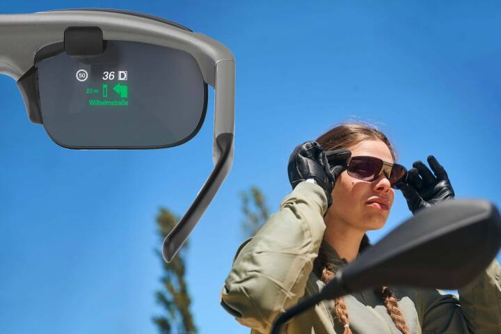 The BMW Motorrad ConnectedRide Smartglasses can be easily connected to your smartphone via Bluetooth and app. The projection can be positioned and the settings can be selected before the ride and also while riding via the multicontroller on the motorcycle handlebars.