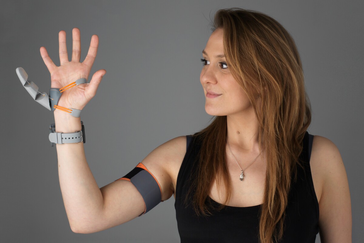 Mastering a Handy Third Thumb Might be Easier than you Imagine ?url=http%3A%2F%2Fnewatlas Brightspot.s3.amazonaws.com%2Ff8%2Fc1%2F8fa1b16a404b86cafa91bf8325ba%2Fdani Clode Third Thumb 14