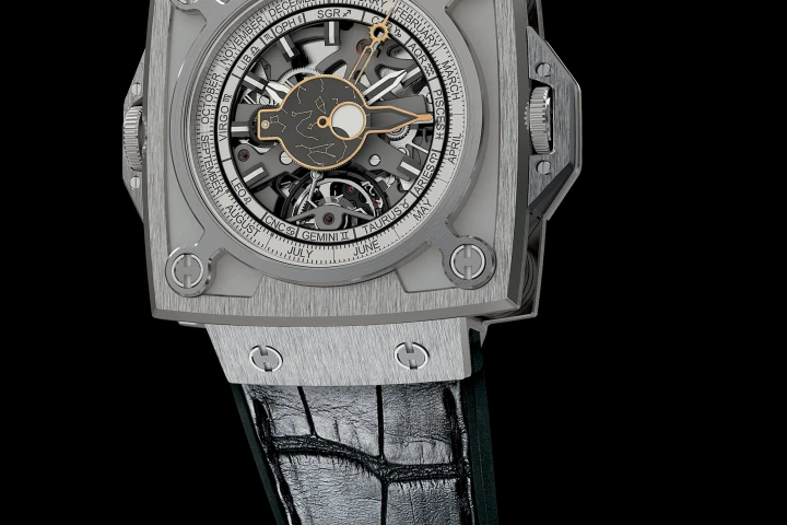 The Antikythera SunMoon watch includes both a solar and a lunar calendar, as well as an indication showing the sidereal position of the Sun and the Moon