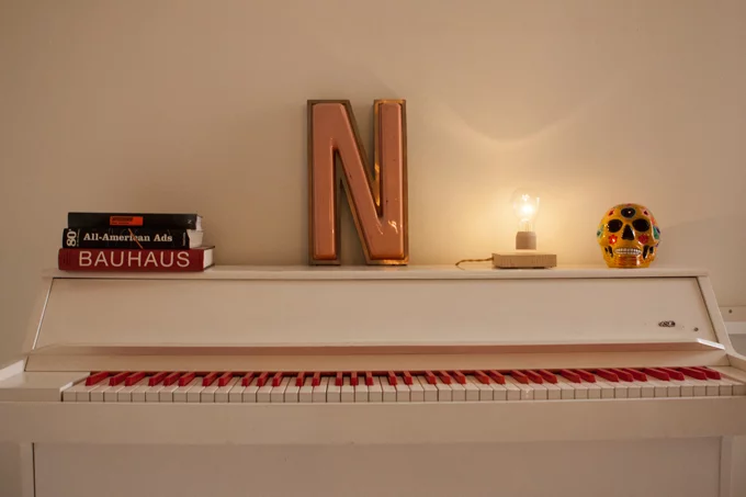 The Flyte globe consists of an LED bulb with a wireless power receiver and electromagnet in its bottom