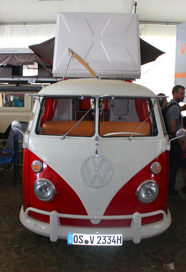 Apparently classic VW T1 splitties with expandable hardshell roof-top tents were a thing this year. Along with the Glambulli and iKamper Skycamp, we found this red T1 with expanding hardshell RTT from Ocean Supply