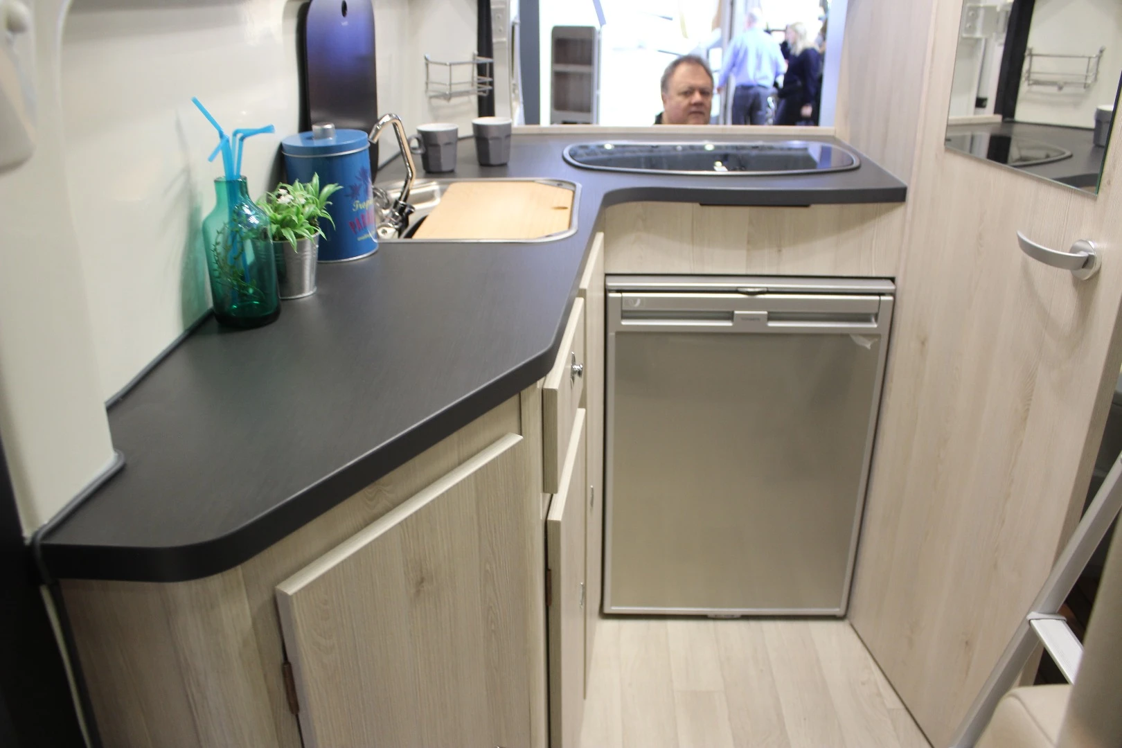 The big difference between the Dexter 550 and the longer 555 is the lack of rear bed in the 550, replaced by an L-shaped kitchen and rear bathroom