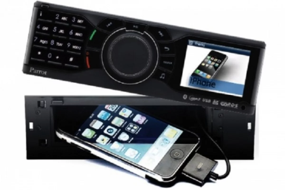 A removable front panel on the Parrot RKi4800 allows you to store and recharge your iPod/iPhone in the 'hidden' compartment