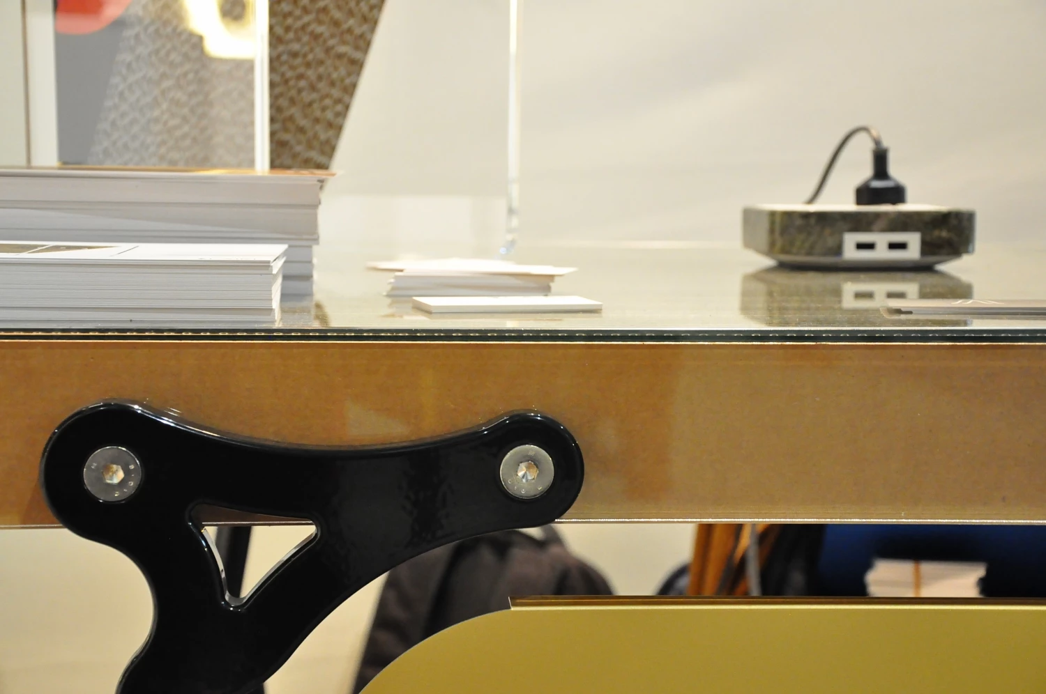 Cardboard and glass desk by Woodie Vlaire Id