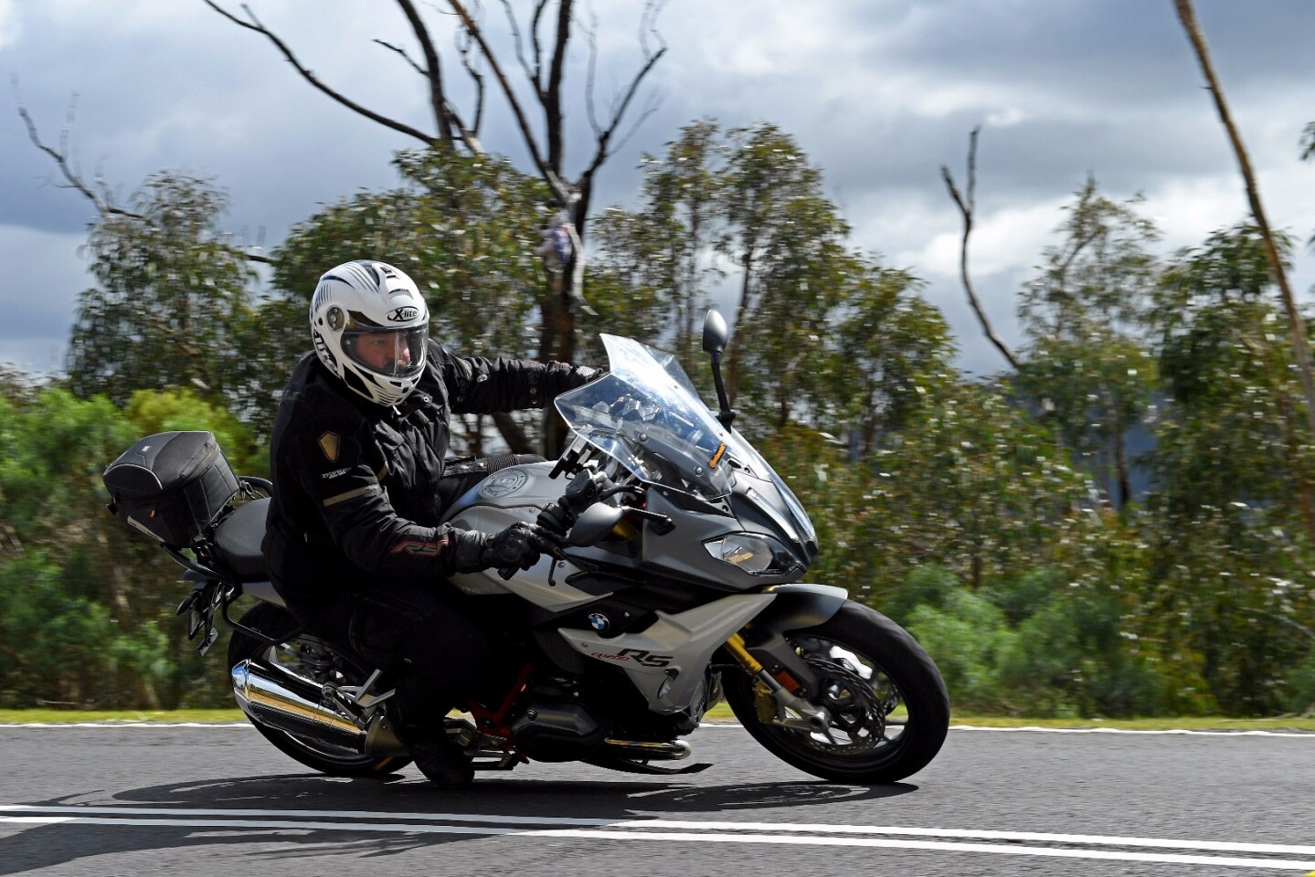 Continental Road Attack 3: handled admirably on the big ol' R1200RS.