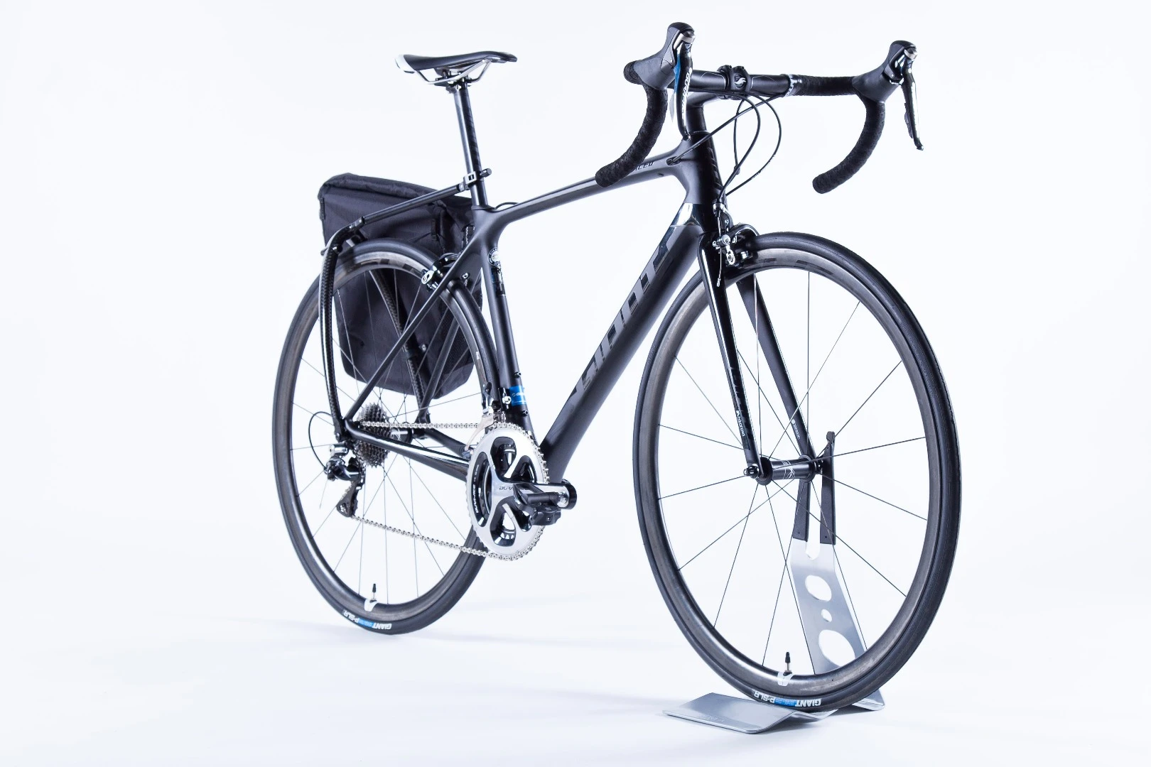 The Tailfin's two 24-liter sailcloth laminate panniers each incorporate a carbon fiber backbone, which allows them to hold their shape and resist swaying while attached