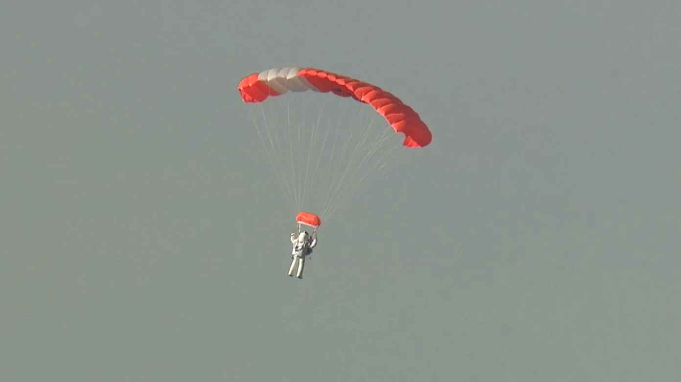 Alan Eustace returns to Earth after reaching speeds of 822 mph in freefall (Photo: Atomic Entertainment and Paragon Space Development Corporation)