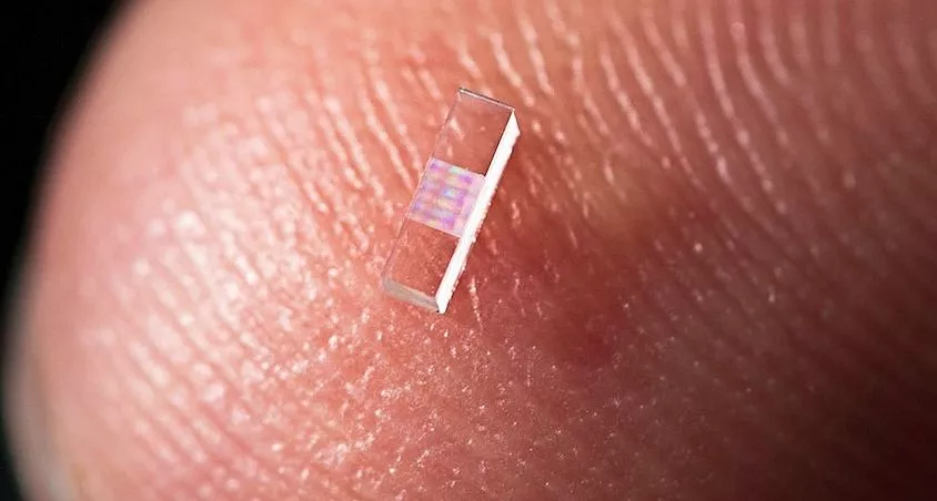 A 0.4 mm accelerating grating such as used in the proof-of-principle demonstration of dielectric laser acceleration (Photo: SLAC)