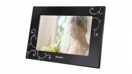 Sony's limited edition DPF-D72N/BQ digital photo frame