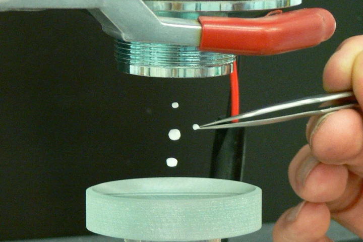 A demonstration of the ultrasonic tweezers (Photo: University of Southampton)