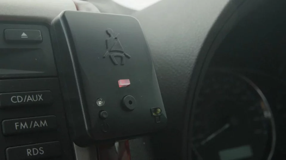 The buckle me up dash module flashes and beeps if children unbuckle while the parent is driving