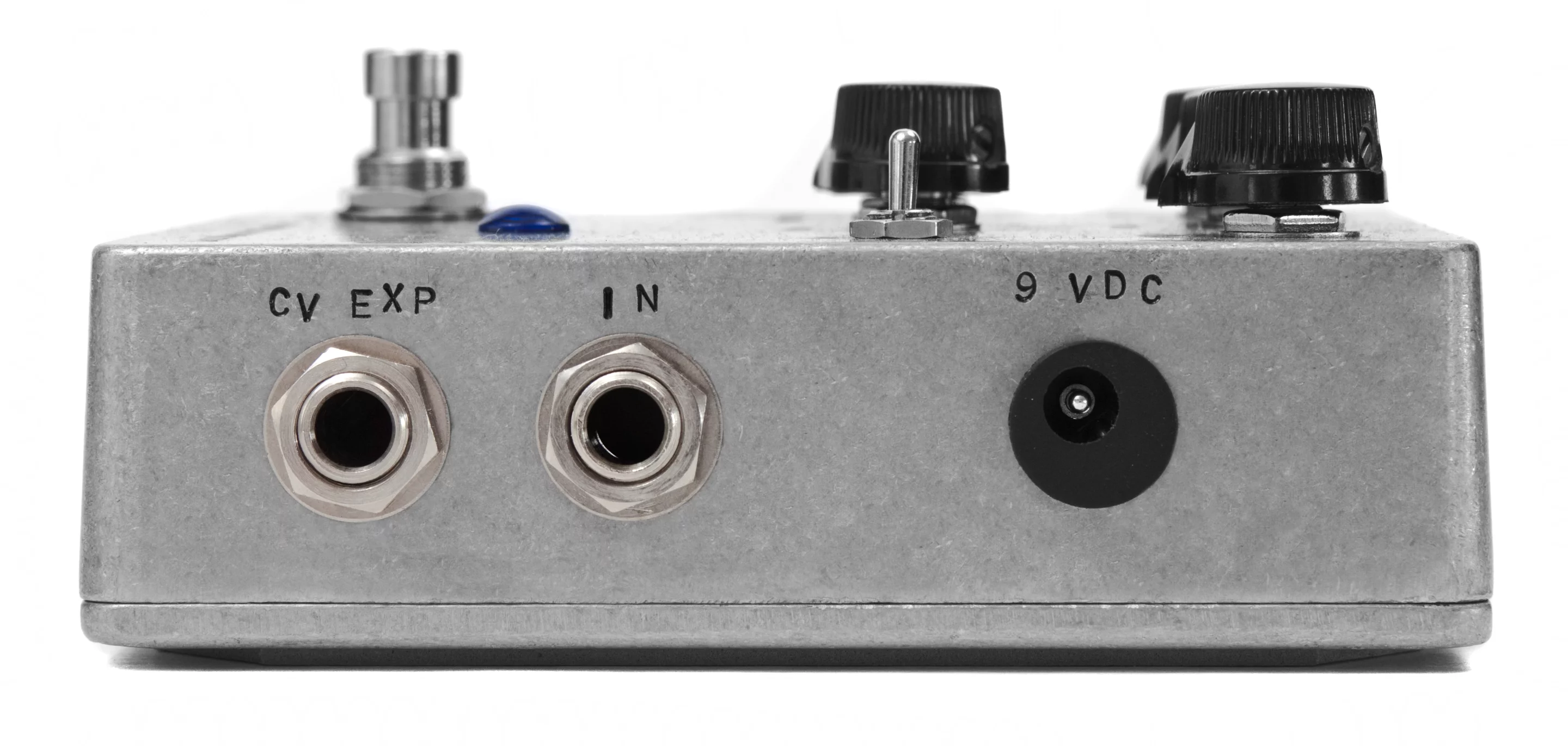 A user can control aspects of the sound "by either expression pedal or any voltage source, such as a step sequencer or any other synth with voltage outs"