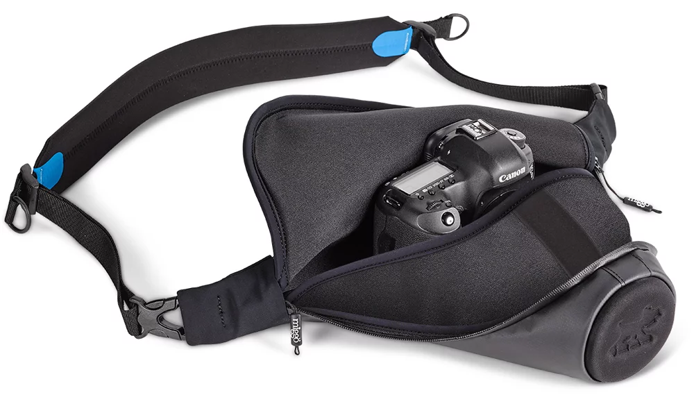 The Agua camera carrier features a double-layered construction consisting of a waterproof tarpaulin outer and a padded inner layer of Neoprene and Lycra