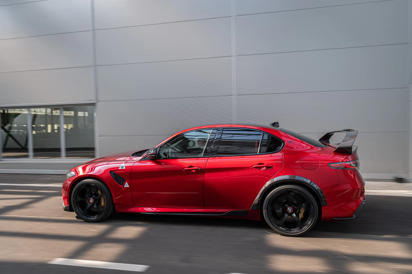 With their extensive use of ultra-light materials, the GTA and GTAm benefit from a weight reduction of 220 lb compared to the Giulia Quadrifoglio, achieving a best-in-class weight/power ratio of 6.2 lb/hp