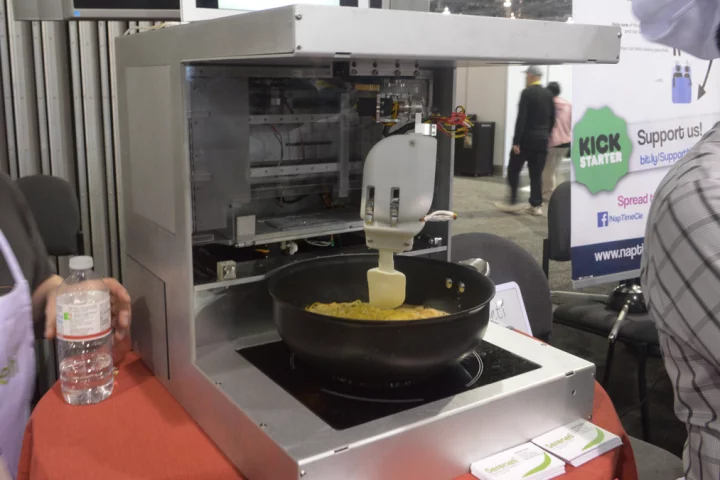 The prototype Cooki robotic chef at CES (Photo: C.C. Weiss/Gizmag)