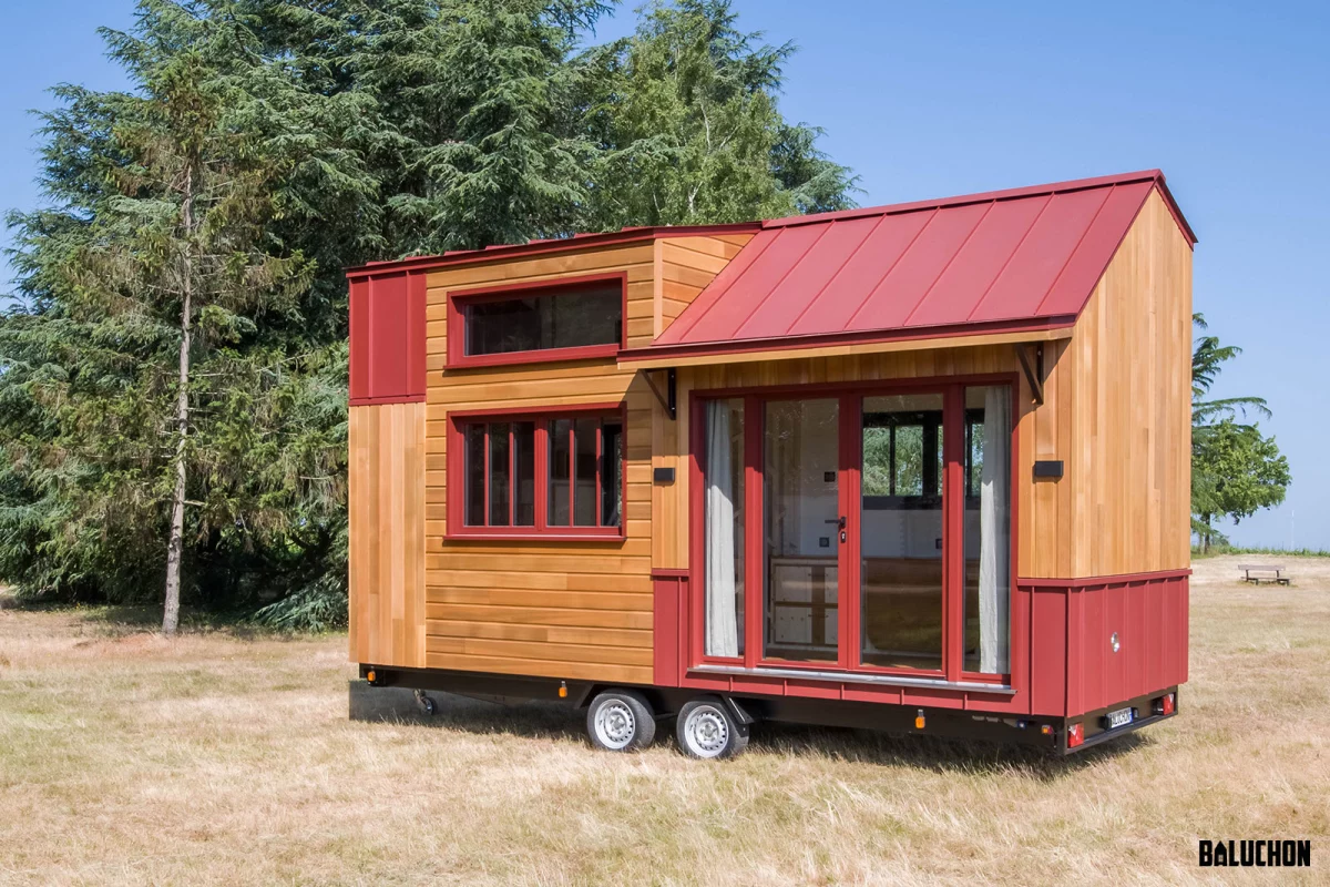 The Browny is based on a double-axle trailer and has a length of 6 m (20 ft). Notwithstanding its small dimensions, the tiny house contains a home office, exercise area, and a guest bedroom