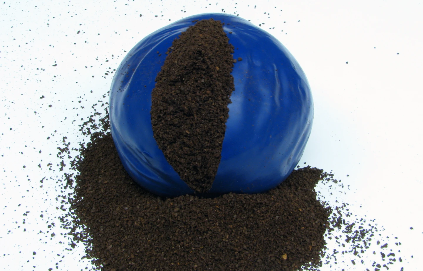 The universal gripper is made from a party balloon filled with coffee grounds (Image: John Amend, Cornell University)