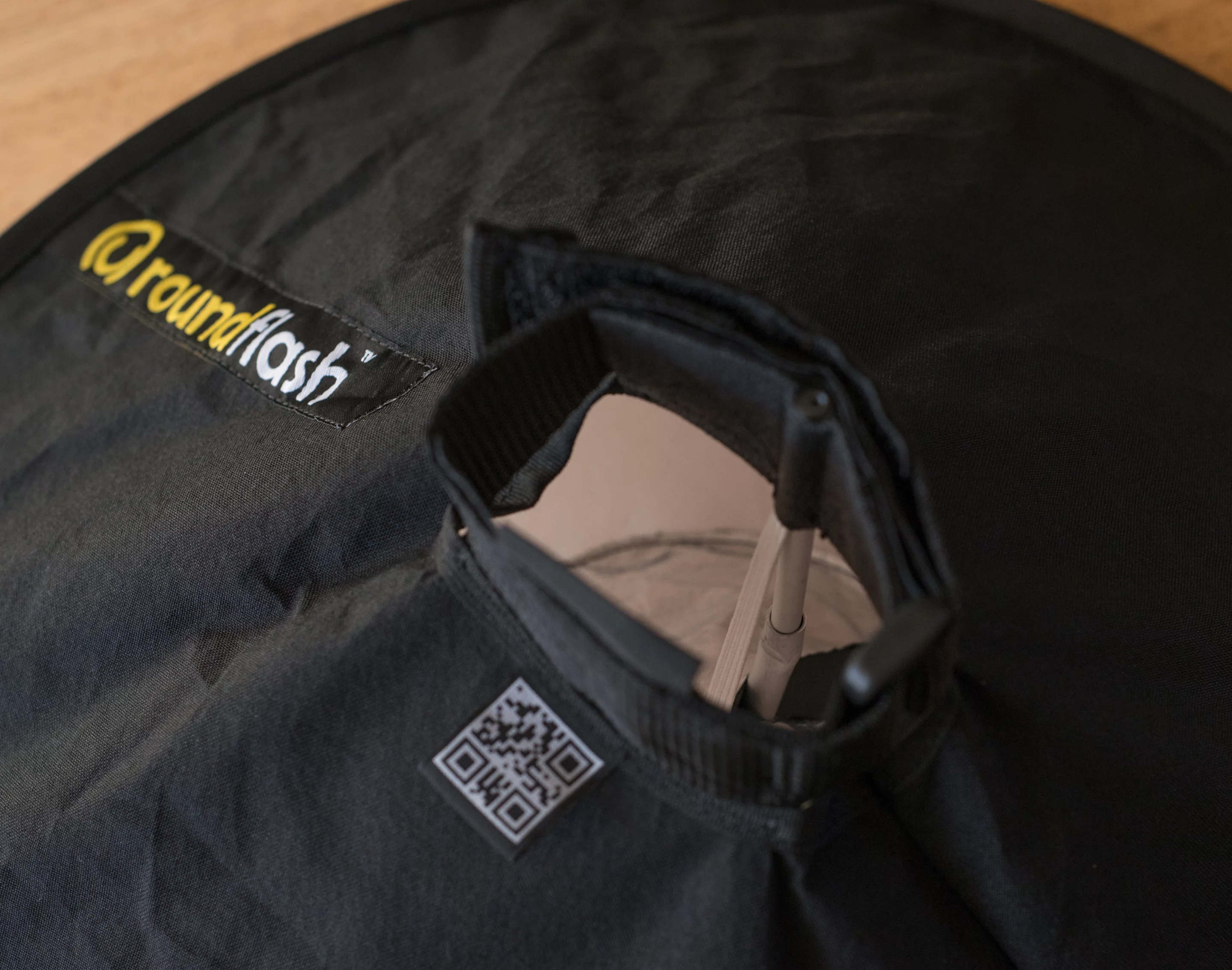 The metal pole in the middle of the RoundFlash Dish helps give it its shape (Photo: Simon Crisp/Gizmag.com)