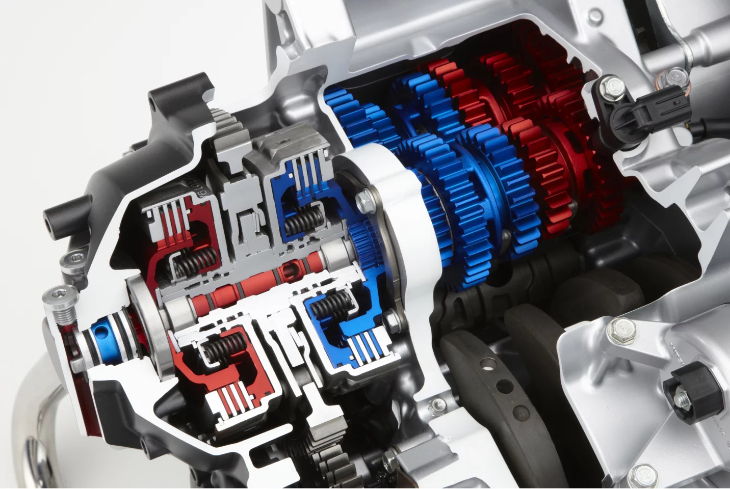 The NM4 Vultus comes standard with Honda’s DCT, which delivers consistent, seamless gear changes. DCT uses two clutches: one for start-up and 1st, 3rd and 5th gear, the other for 2nd, 4th and 6th, with the mainshaft of one clutch located inside the other for compactness. Each clutch is independently controlled by its own electro-hydraulic circuit. When a gear change occurs, the system pre-selects the target gear using the clutch not in use. The first clutch is then electronically disengaged as the second clutch engages. The result is a consistent, fast and seamless gear change.