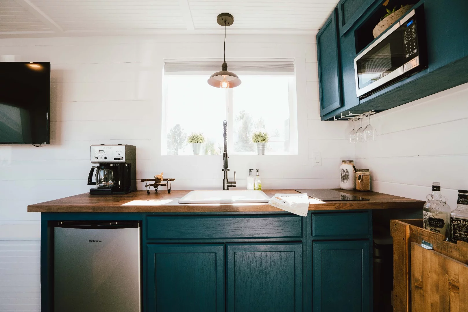 The City's kitchen includes a sink, microwave, and fridge/freezer