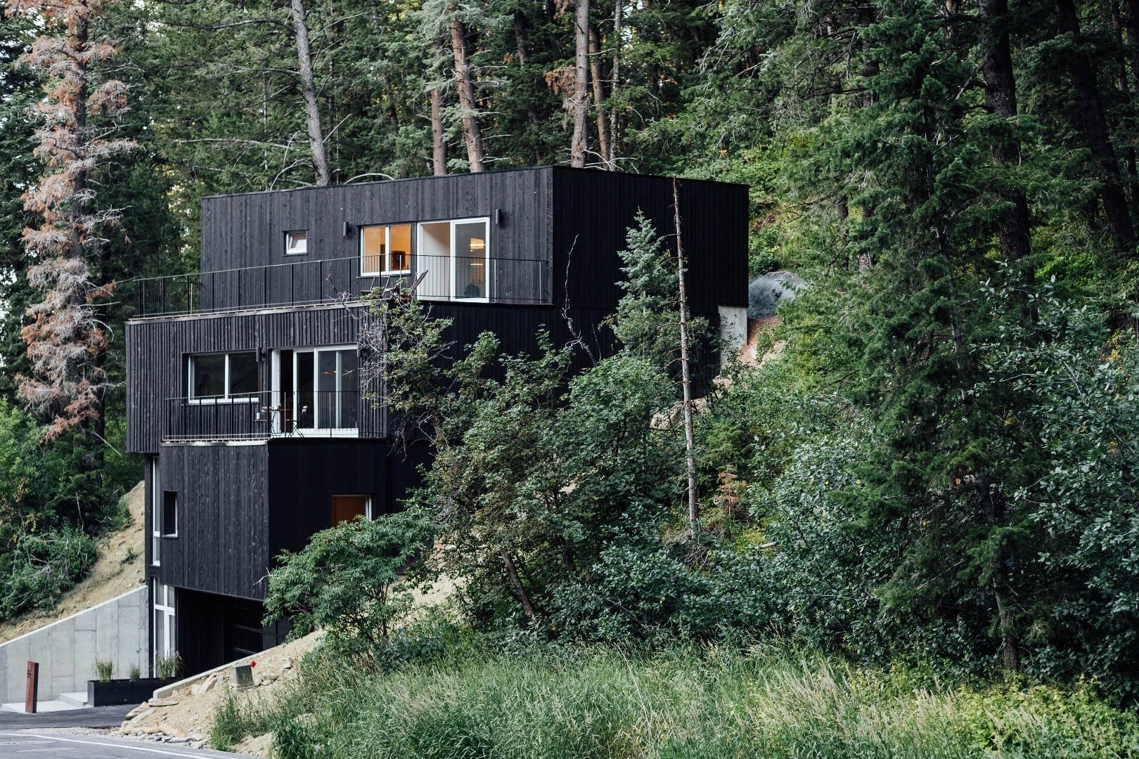The Treehaus isn’t a treehouse in the traditional sense, but does provide plenty of opportunity to take in the fresh forest air with the deck spaces created by its revolving form