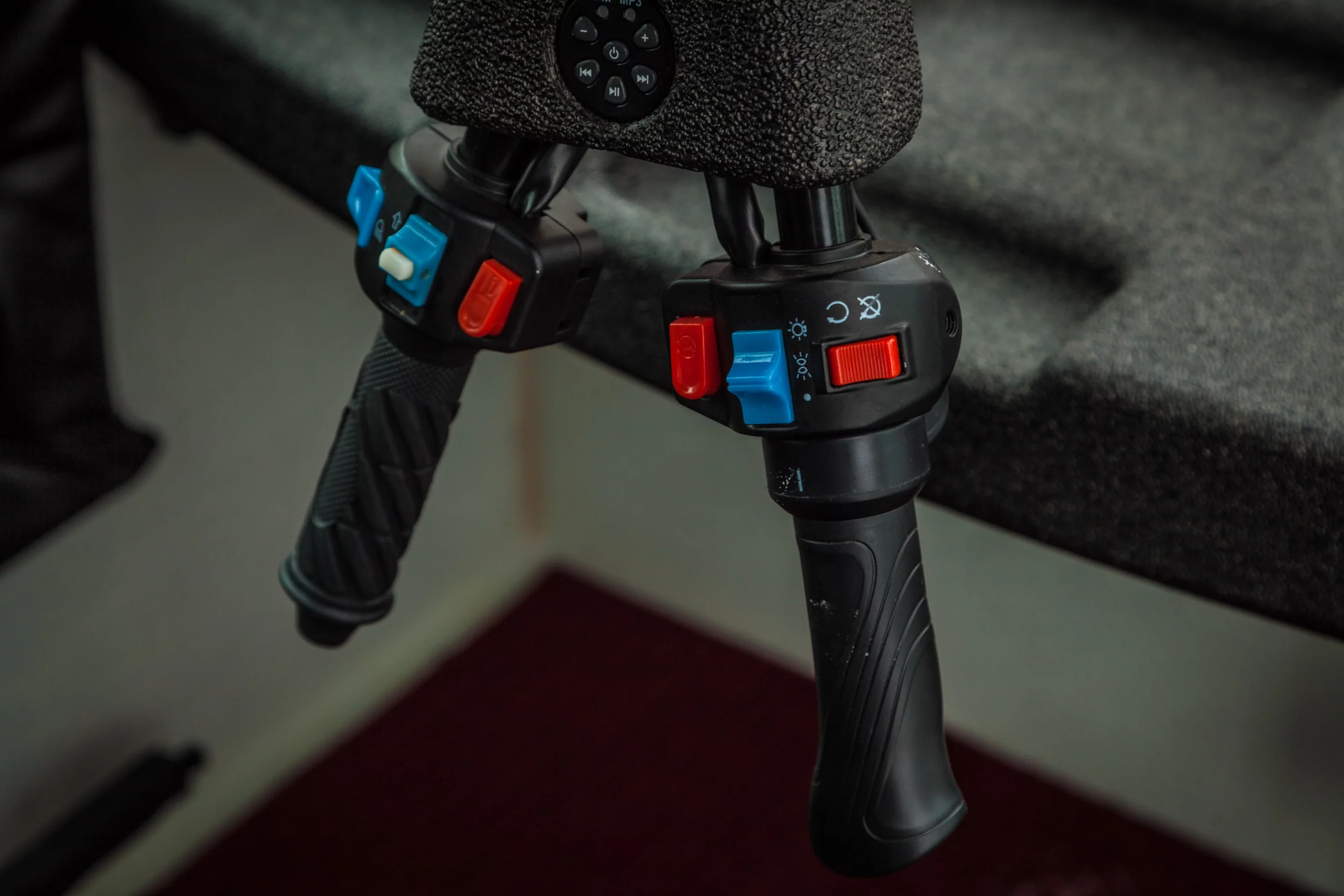 The Spira4U uses a set of motorcycle hand controls attached to a tiller bar (Photo: Loz Blain/Gizmag.com)