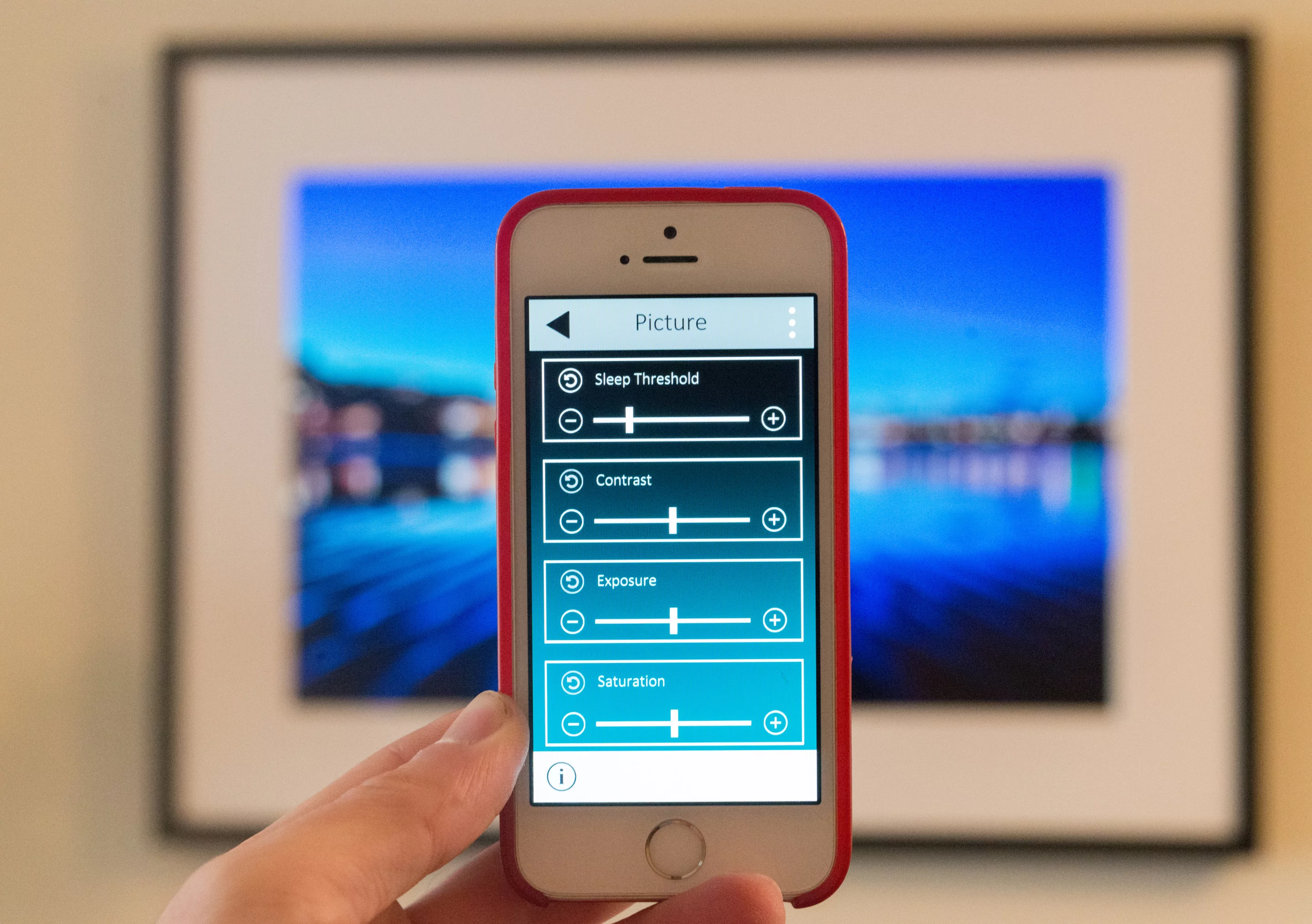 Users can change settings to control how the Memento Smart Frame displays images