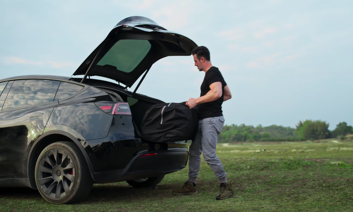 The Magic Fort doesn't pack up small or light by any measure, but Thecatal says it can fit in a trunk with room to spare