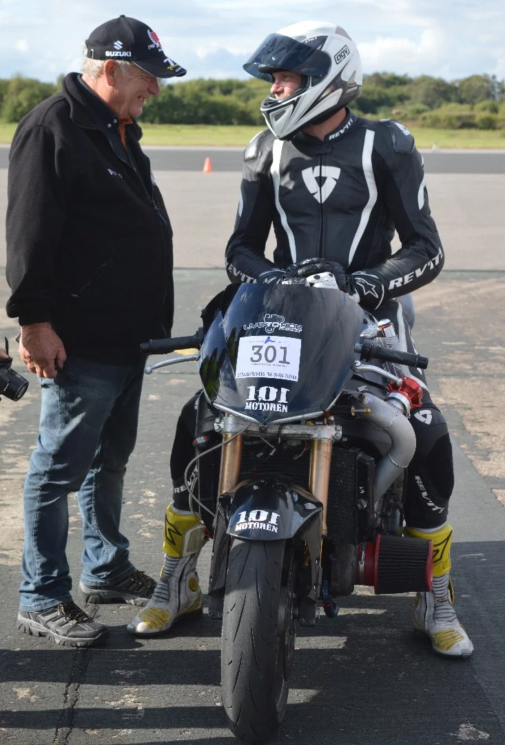 Trevor Duckworth (left), the heart and mind of the Straightliners, informs the winner, Egbert Van Popta (right), on his new world record