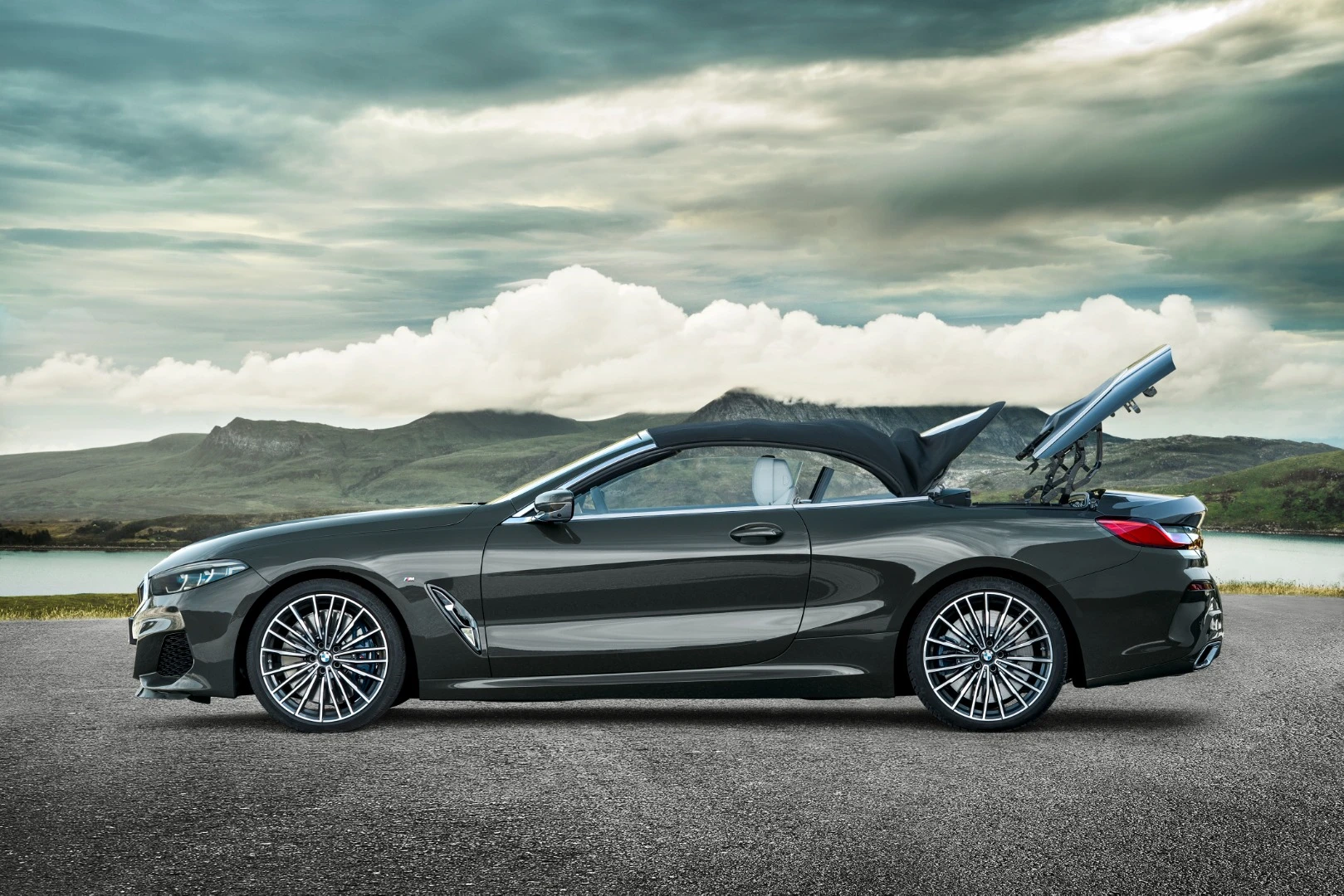 BMW 8 Series Convertible top closing sequence