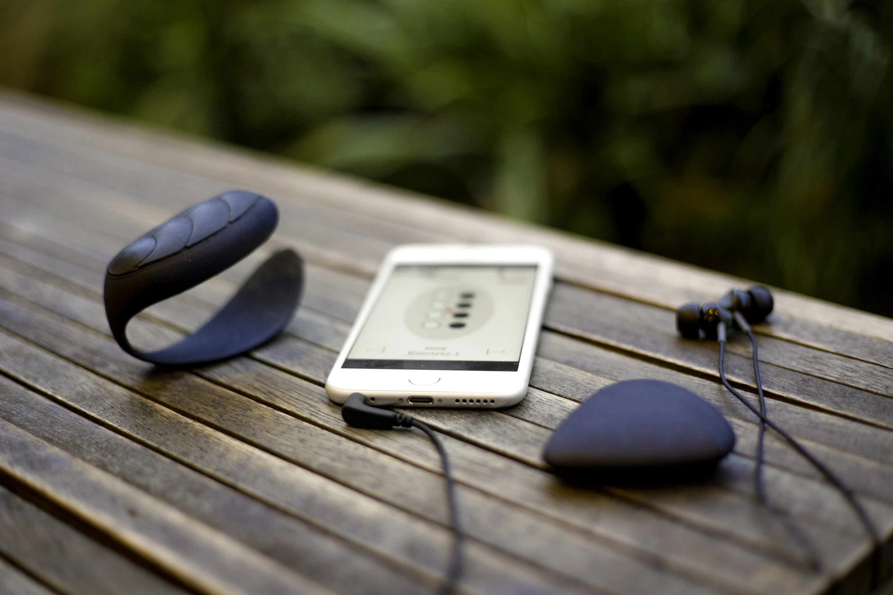The pick and board pair with an iOS 8 (or later) smart device over Bluetooth 4.0, with all the air guitaring being turned into sonic magic by a companion app that includes an advanced music synthesis engine