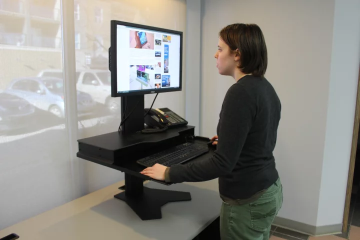Gizmag tries out The Duke, a sitting/standing desk converter