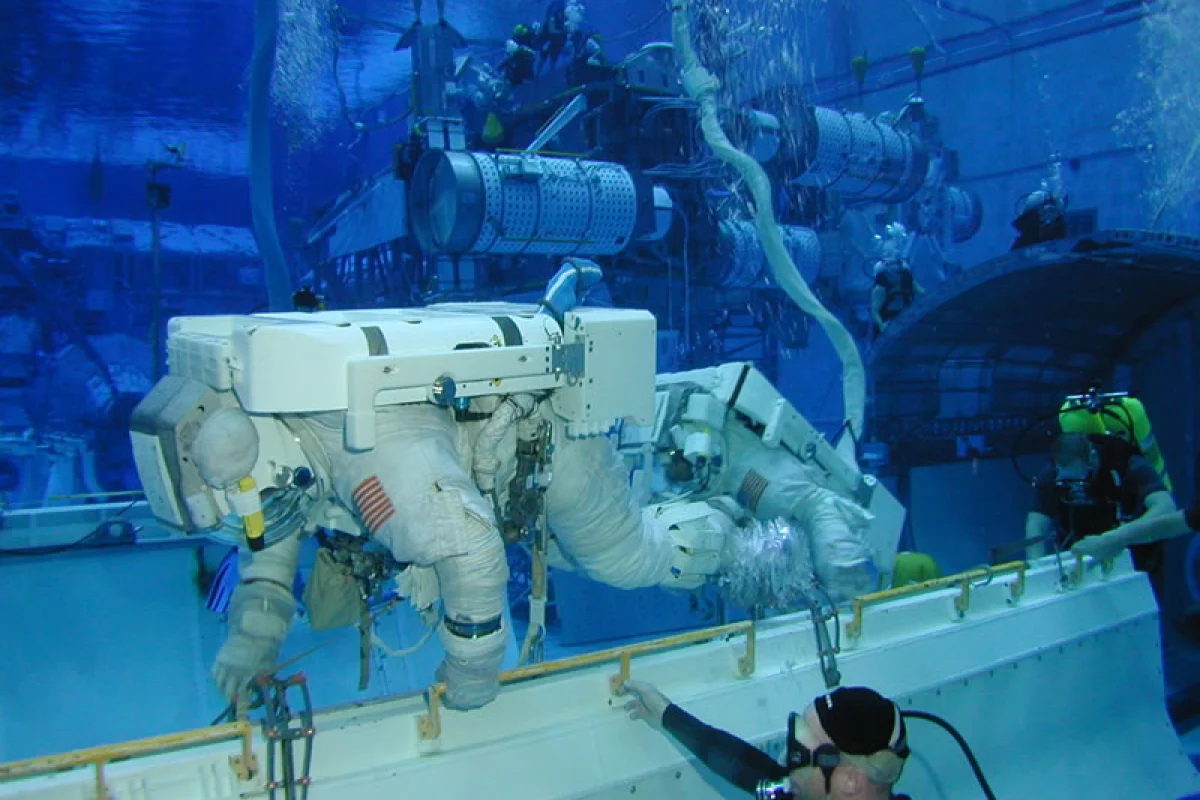 An astronaut undergoes egress training in the NBL