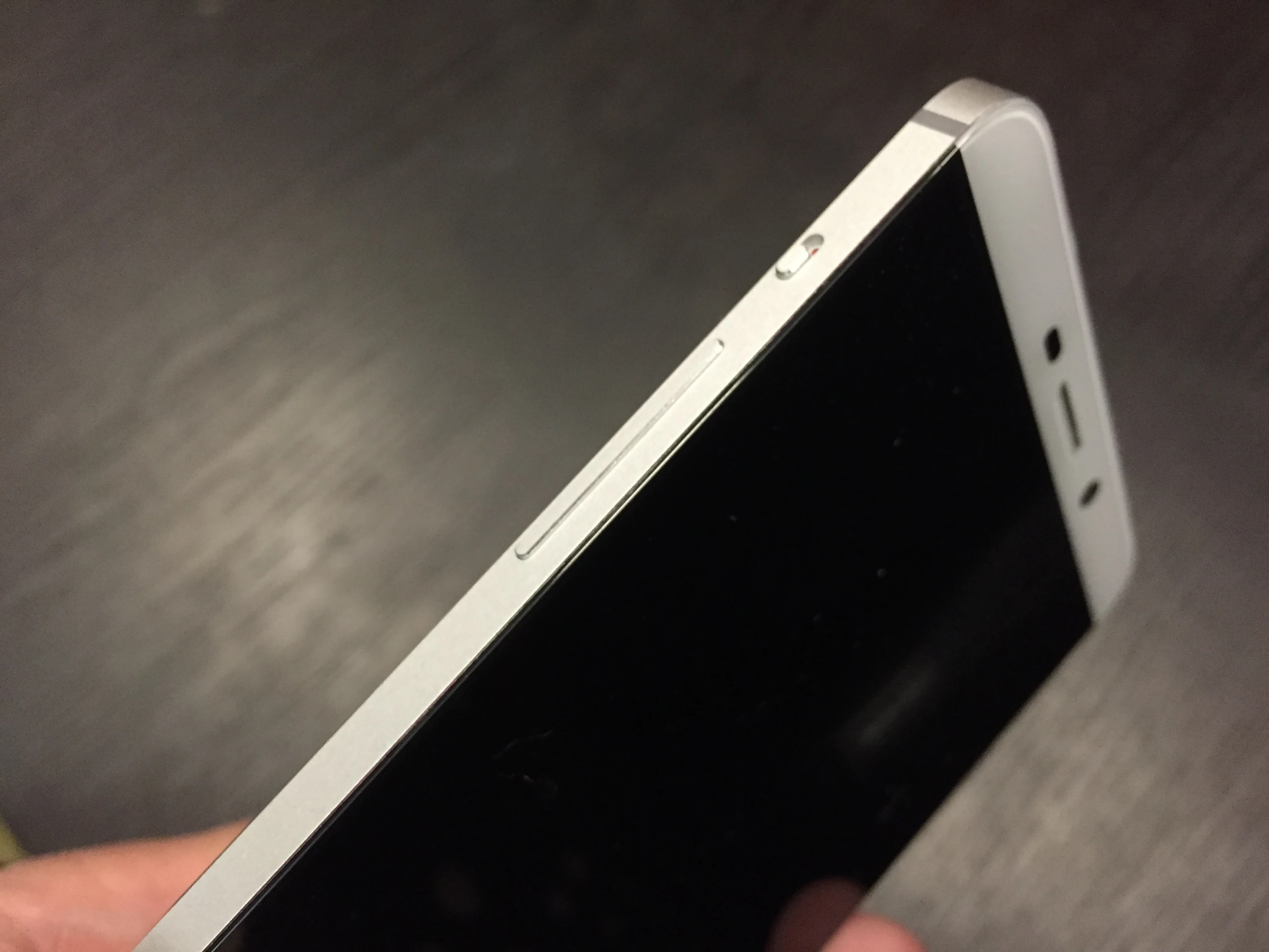 The dual-SIM phone has a Qualcomm 810 processor, 4 GB of memory, a 21-megapixel camera and 3,000 mAh battery (Photo: Emily Price/Gizmag)